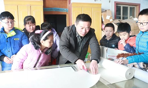 青少年活动中心组织书法班学员体验装裱艺术